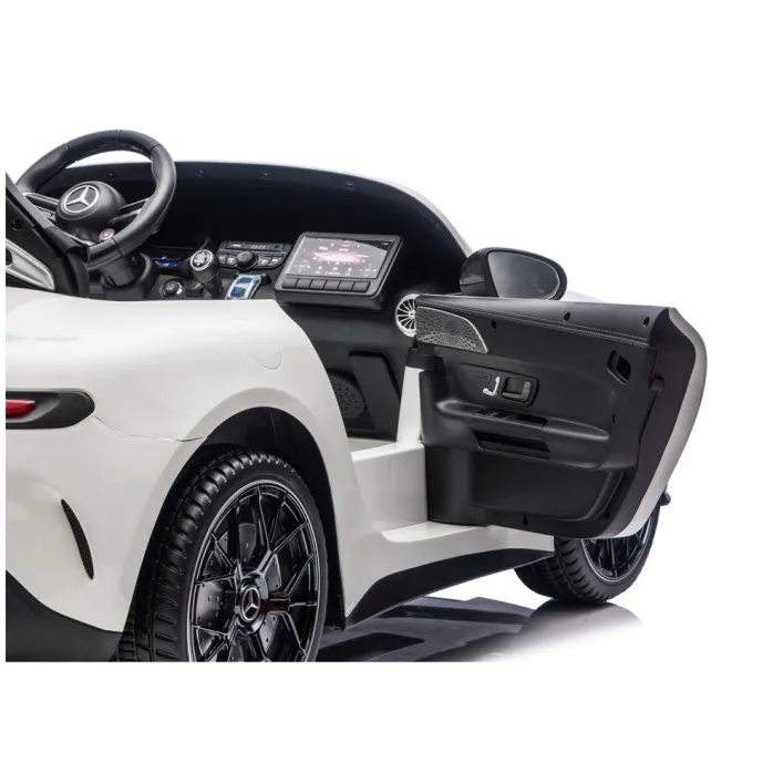Baltas elektrinis automobilis Mercedes AMG DK-GT63