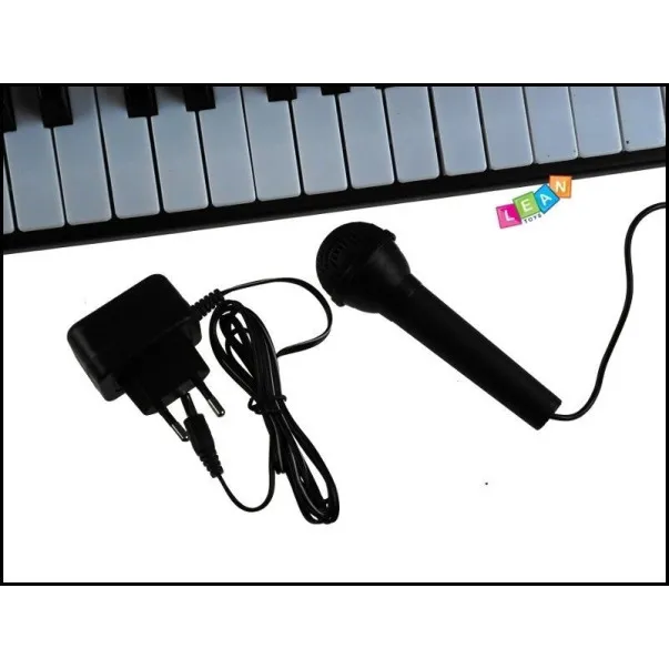 Musta lasten piano mikrofonilla ja nuottitelineellä Musiikkisoittimet