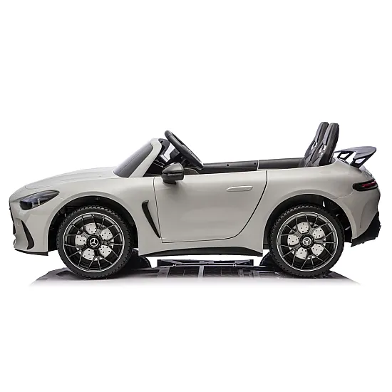 Pilkas elektrinis automobilis Mercedes AMG DK-GT63