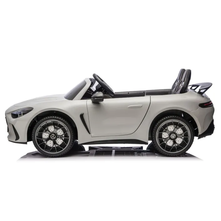 Pilkas elektrinis automobilis Mercedes AMG DK-GT63