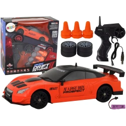Nuotoliniu būdu valdomas sportinis automobilis R/C 1:24 oranžinės spalvos keičiamais ratais