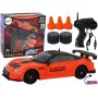 Дистанционно управляемый спортивный автомобиль R/C 1:24 оранжевого цвета со сменными колесами