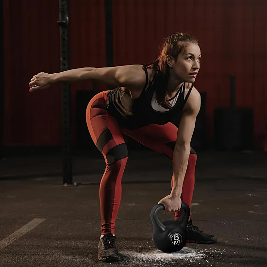 Juodas 6 kg kettlebell svoris treniruotėms ModernHome