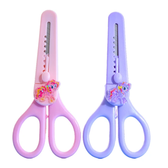 Vaikiškos žirklės su dėklu, puošiamos įvairių rūšių arklių motyvais, 14 cm Smulkios kanceliarinės priemonės