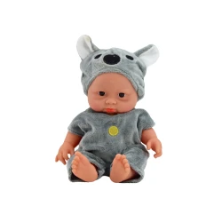 Maža lėlė kūdikis su pilkias drabužiais ir koalos kepure