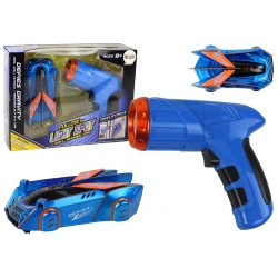 Sportinis automobilis, važiuojantis ant sienų ir lubų mėlynu lazeriu